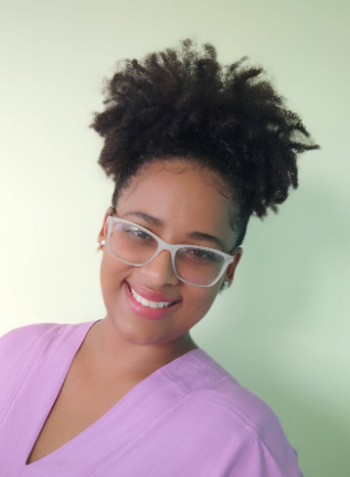 Dayane Bartolomeu, psicóloga clínica, sorrindo e olhando para a câmera